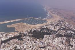 Image du Maroc Professionnelle de  Vue aérienne d'Asilah, ville du nord du Maroc sur l'océan Atlantique à 40 km au sud de Tanger, Vendredi 9 Août 2002.  (Photo / Abdeljalil Bounhar)



 